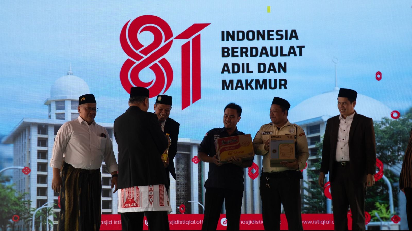 Kebersamaan Pegawai Masjid Istiqlal dalam Puncak Perayaan HUT RI
