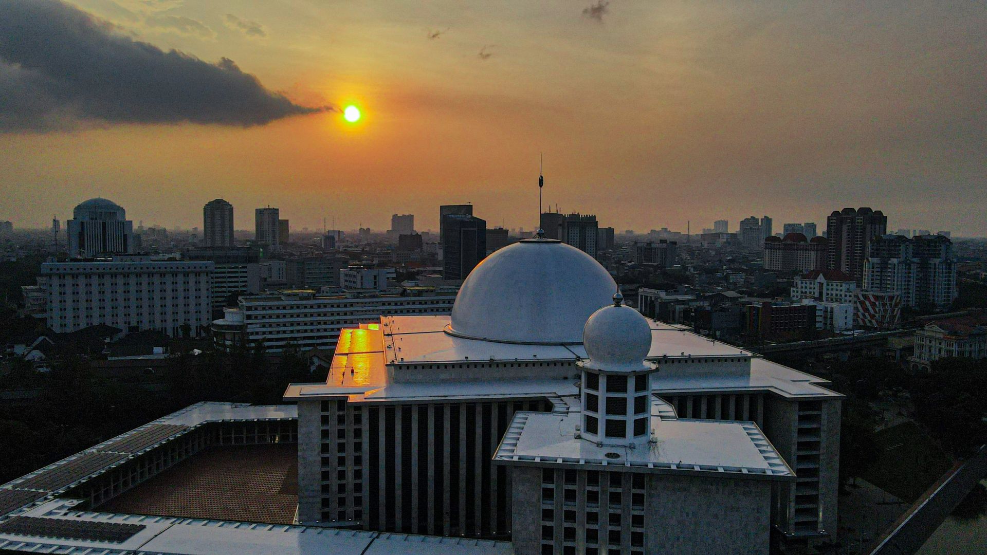 Kubah Raksasa & Teras Terbuka: Mengagumi Tata Ruang Masjid Istiqlal 