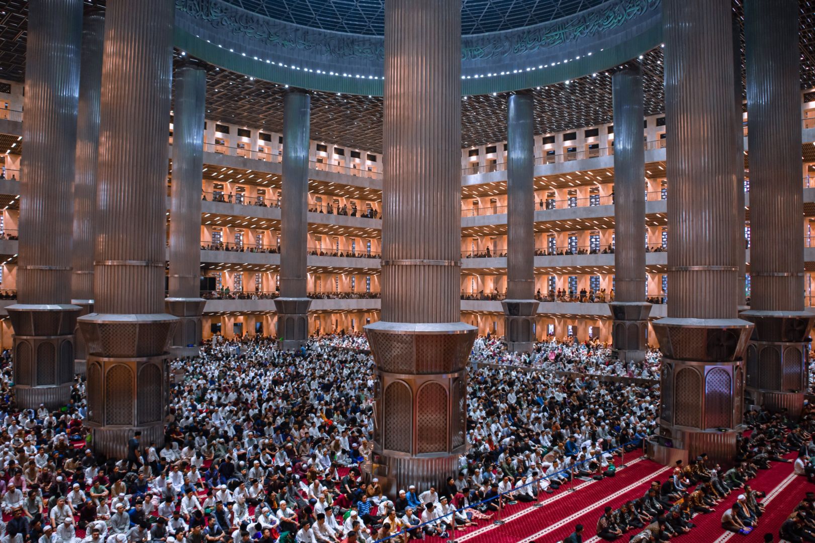 Bukan Cuma Megah: Cerita di Balik Desain Bertingkat dan Tanpa AC di Masjid Istiqlal