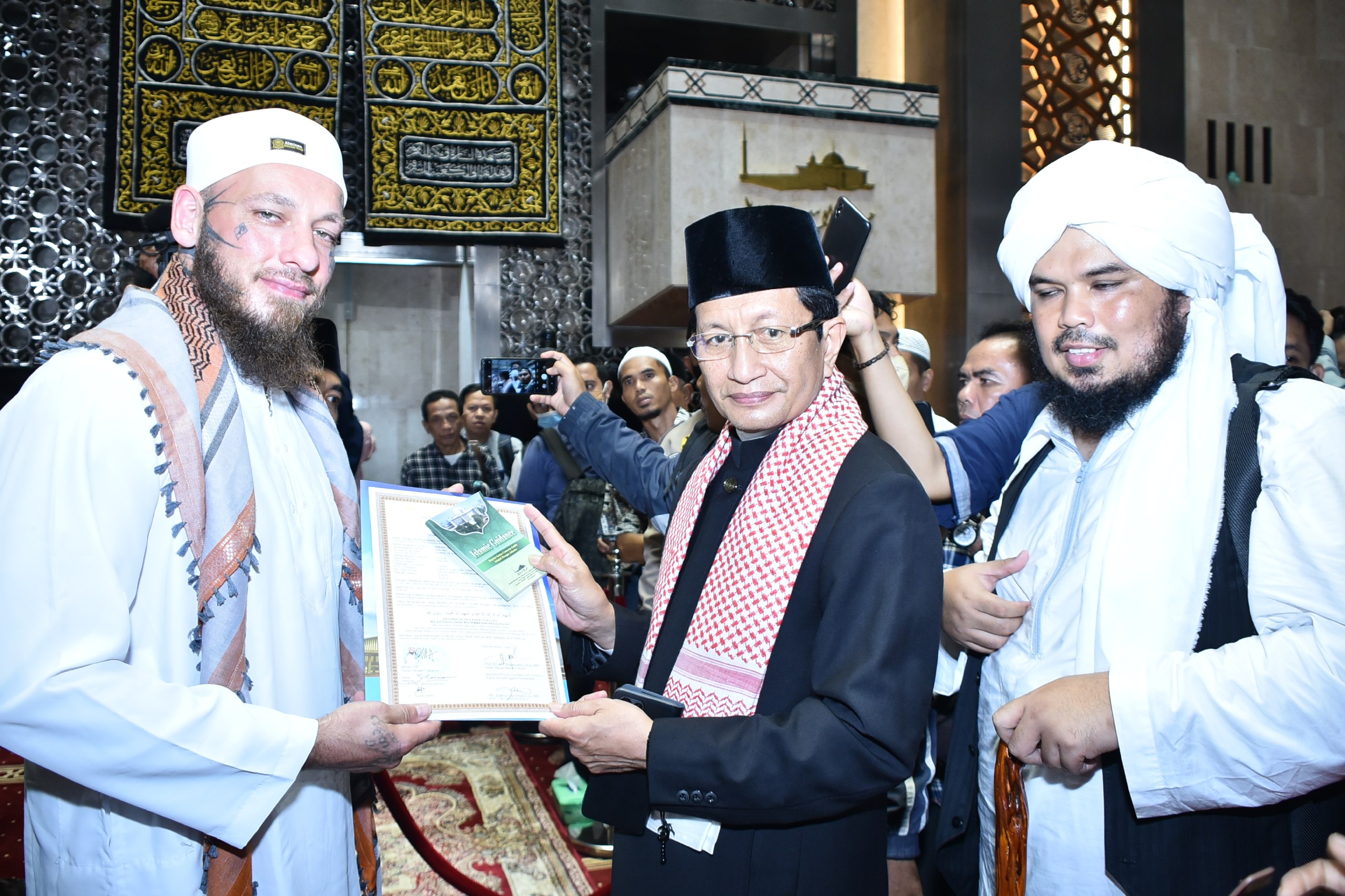 Atlet MMA Wilhelm Ott Kembali Mengucap Syahadat di Hadapan Jamaah Masjid Istiqlal