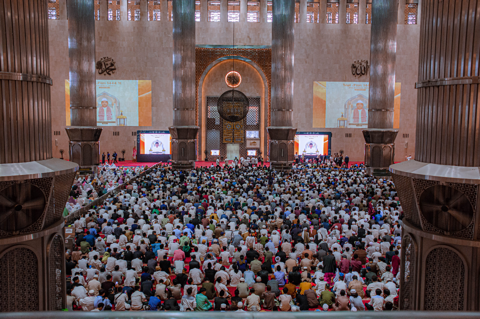 Puluhan Ribu Jamaah Padati Shaf Shalat Idulfitri 1444 Hijriah di Masjid Istiqlal 