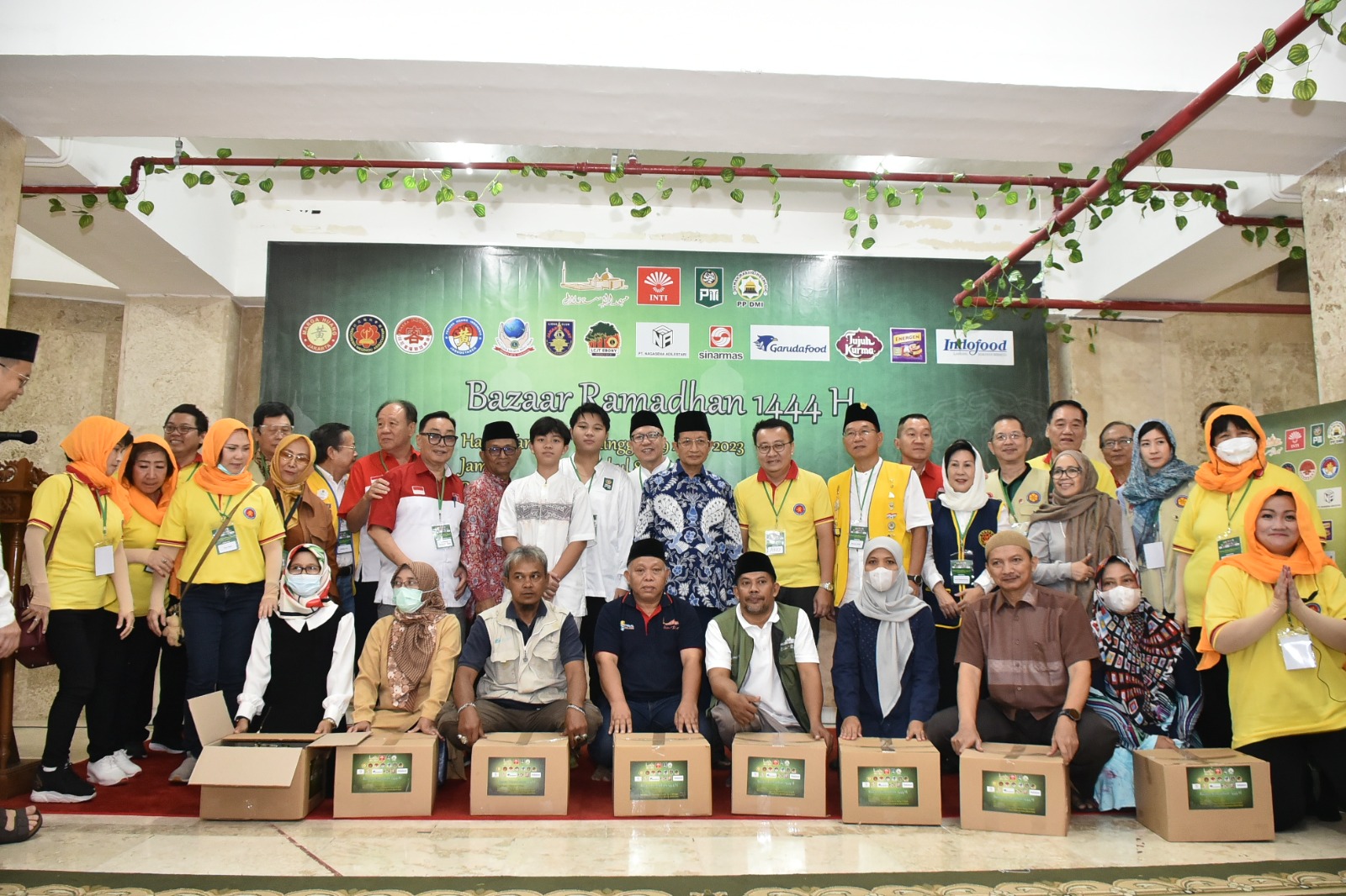 Masjid Istiqlal Bersama Organisasi Islam Tionghoa Indonesia Bagikan 2000 Box Sembako Ramadhan Kepada Masyarakat