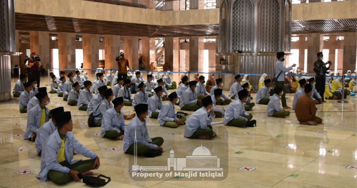 Kunjungan Pesantren Majma'al Bahrain Hubbul Wathon Minal Iman ke Masjid Istiqlal