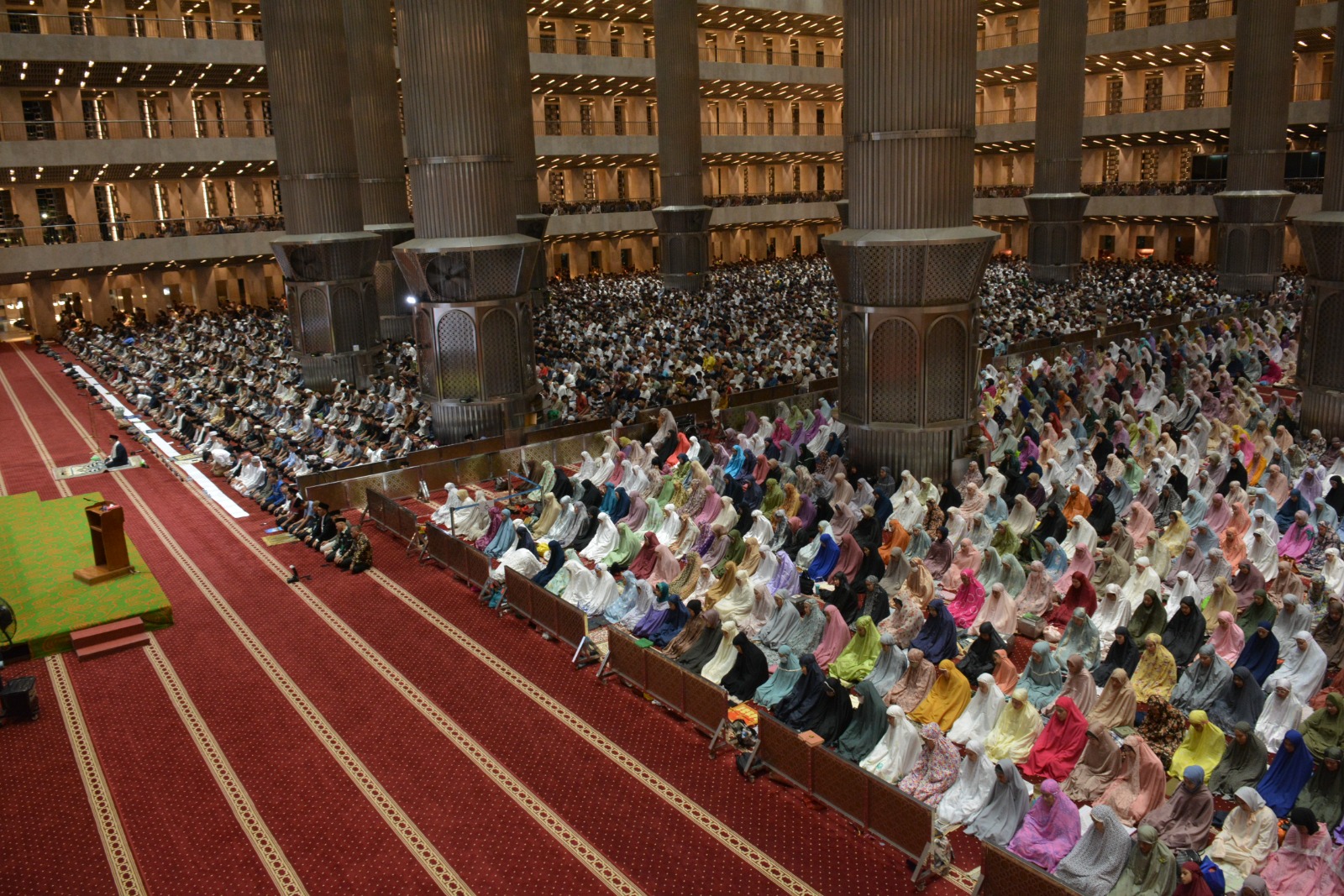 Marhaban yaa Ramadhan, Jamaah Rapatkan Shaf Shalat Tarawih Perdana di Masjid Istiqlal