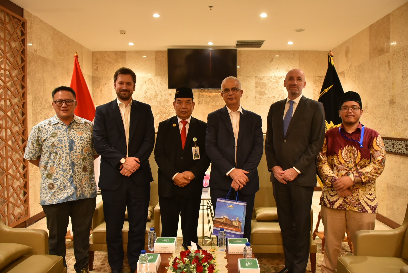   Kunjungan Kepala Ekonom dan Direktur Ekonomi dan Evaluasi FCDO di Masjid Istiqlal