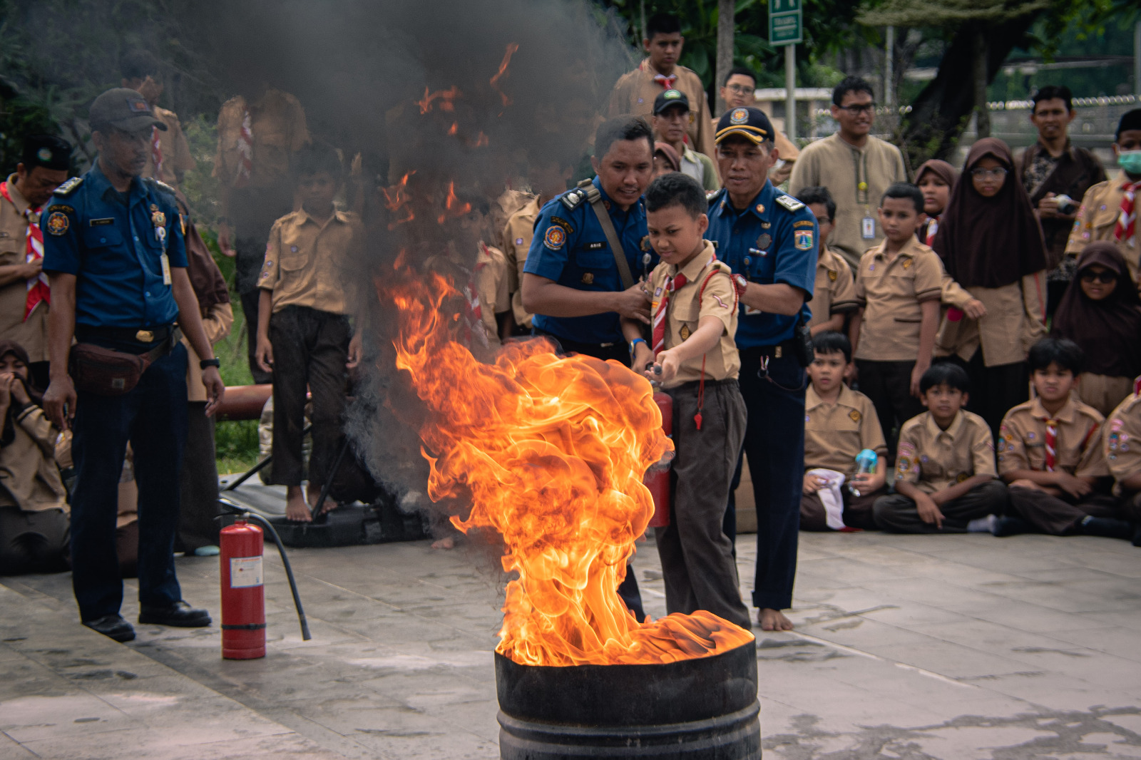 Keseruan Murid MIJ pada Pelatihan Simulasi Gempa Bumi dan Kebakaran Bersama Sudin Damkar Jakpus