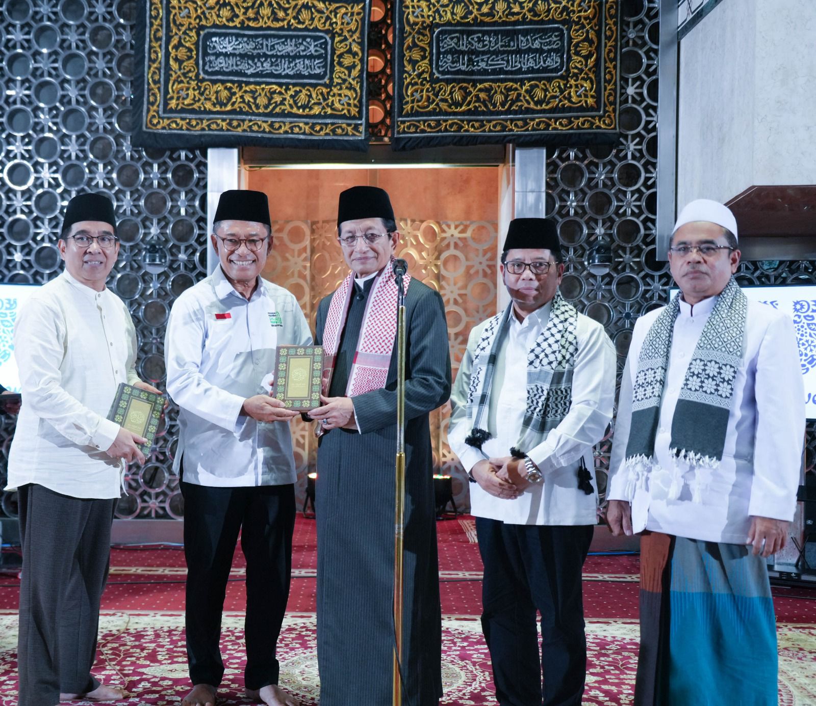 Nuzulul Quran, Masjid Istiqlal Bagikan 5.000 mushaf Al Quran dari YMSM Untuk Jamaah 