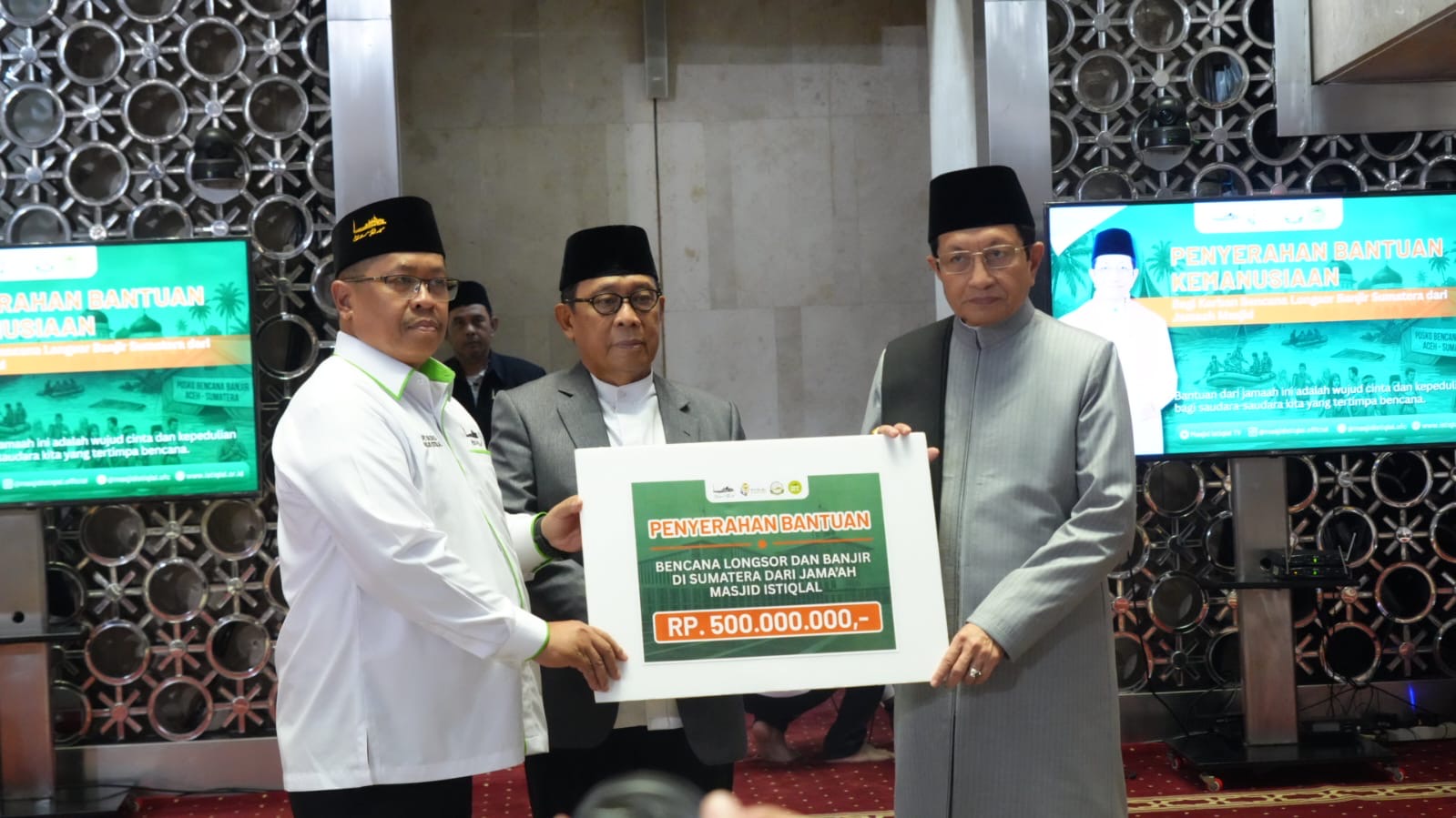 KH Nasaruddin Terima Simbolis Donasi dari Jamaah Istiqlal Untuk Korban Bencana di Aceh,  Sumbar dan Sumut 