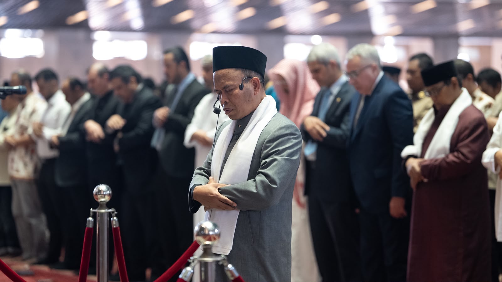 Istiqlal Gelar Salat Gaib untuk Mantan Amir Qatar di, Dihadiri Wapres Gibran dan Tokoh Nasional