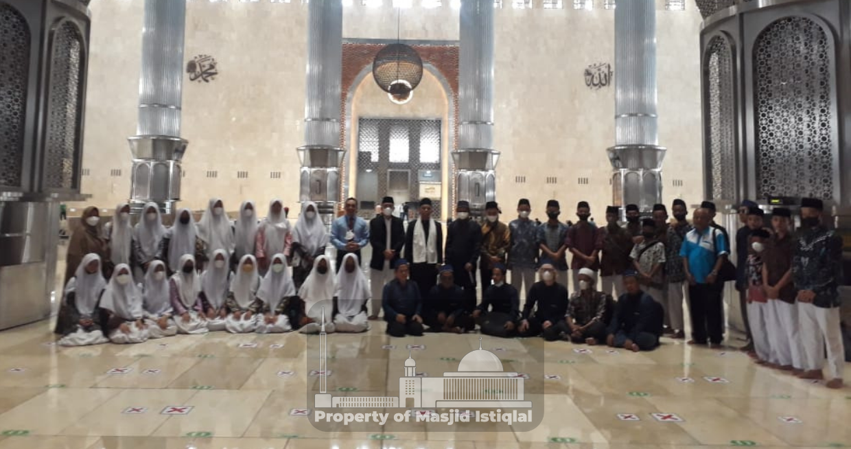 Kunjungan Pesantren Birrul Waalidain Bogor dan SMP Internasional Dea Malela NTB ke Masjid Istiqlal