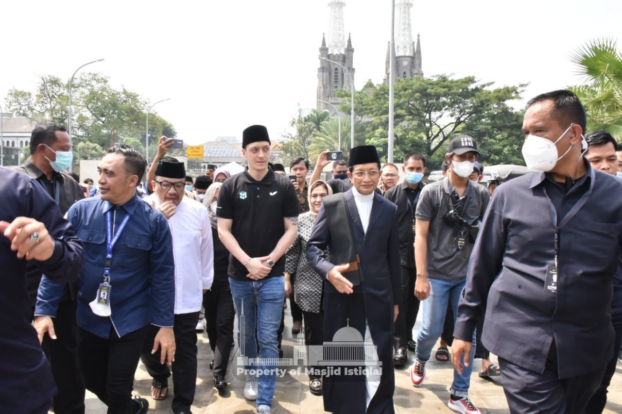 Mesut Ozil Berkunjung di Masjid Istiqlal
