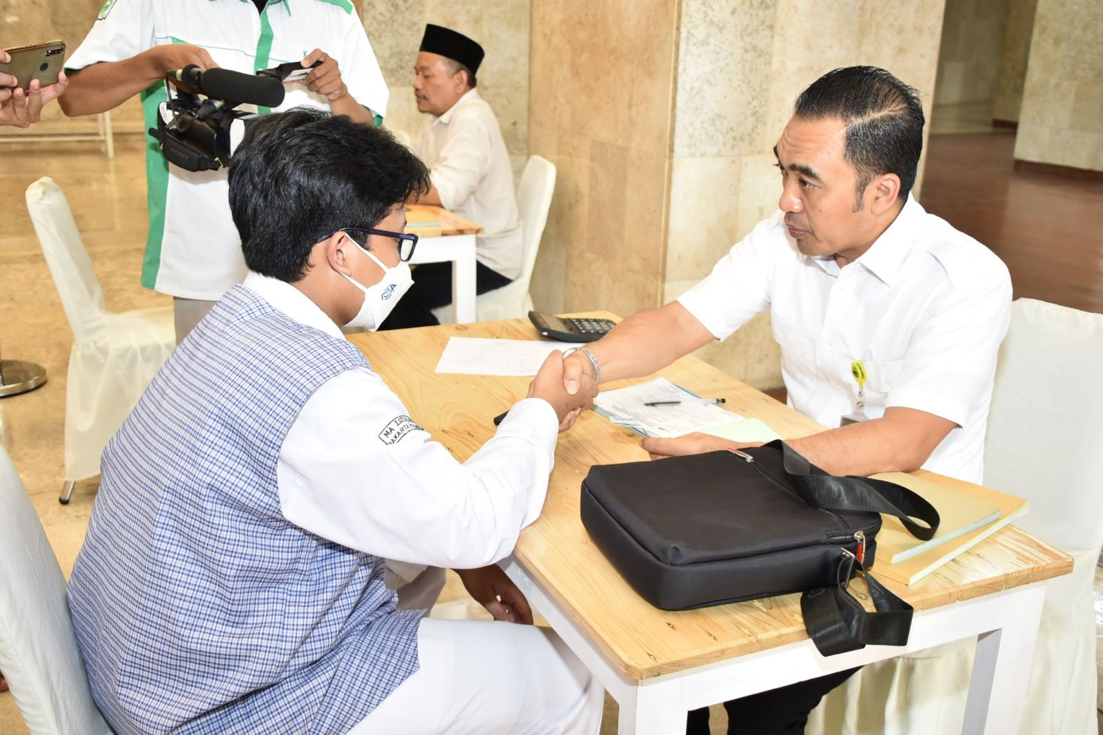 Siswa MIJ Tunaikan Zakat Fitrah Melalui UPZ Masjid Istiqlal